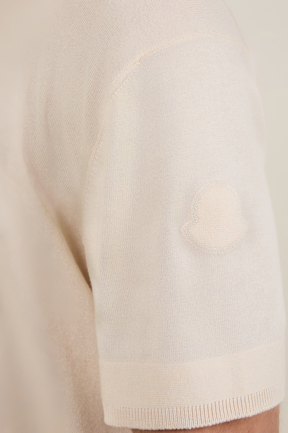 תמונת תקריב דוגמן של חולצת טי