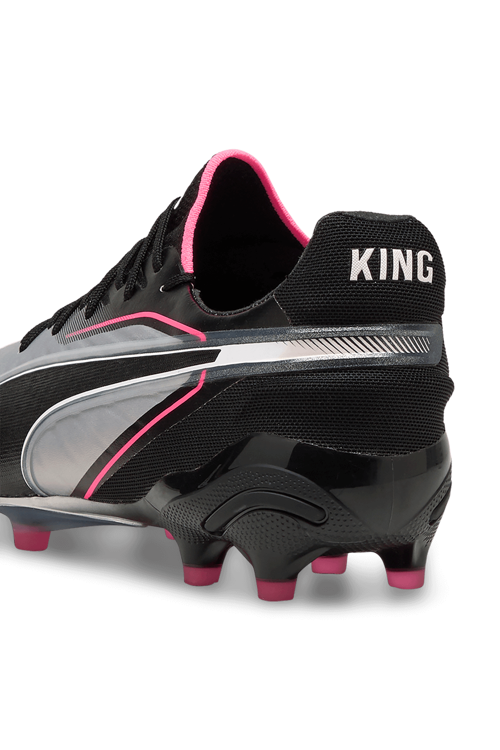 תמונת תקריב של נעלי כדורגל קינג אולטימט
