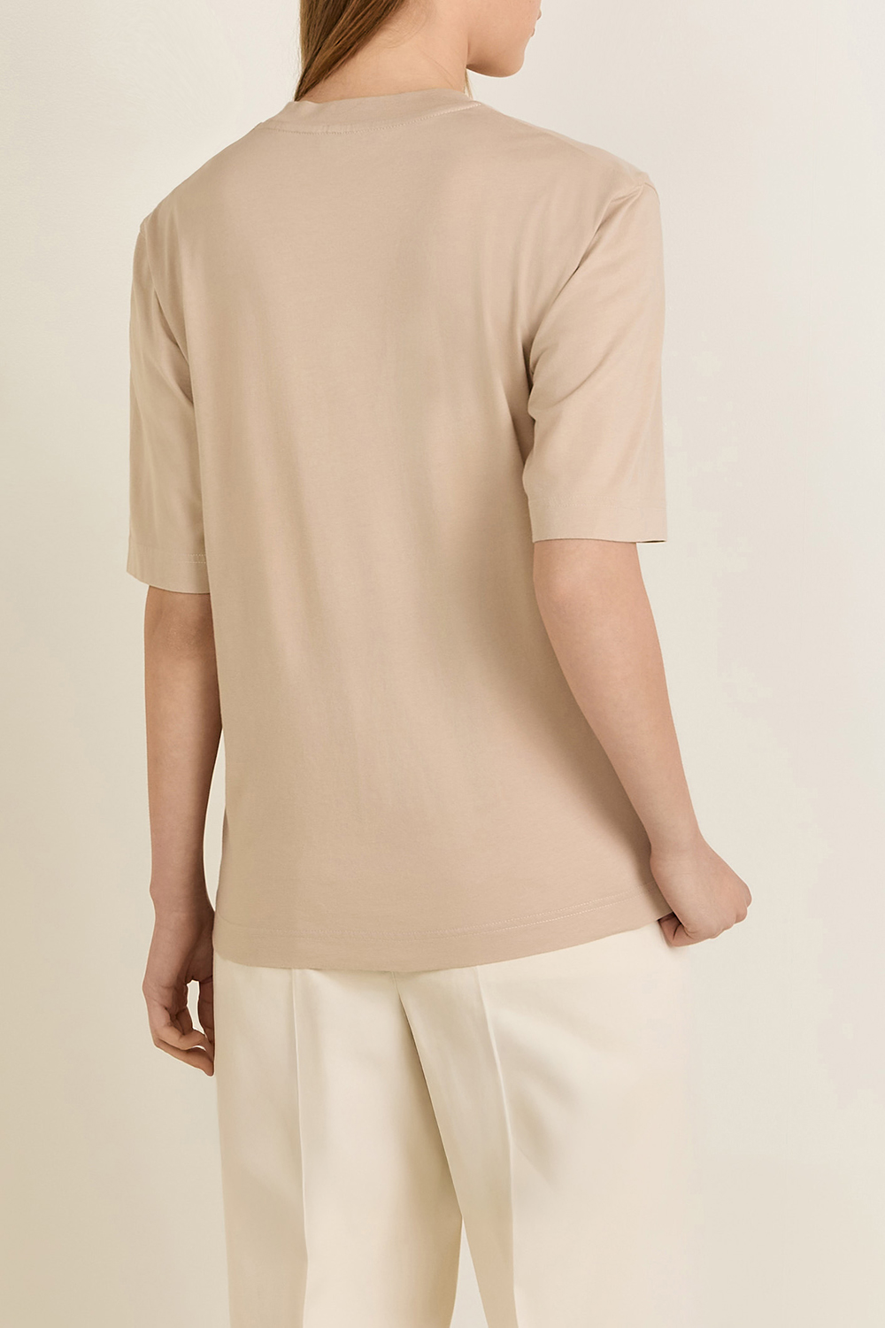 תמונת דוגמן אחורית של חולצת טי