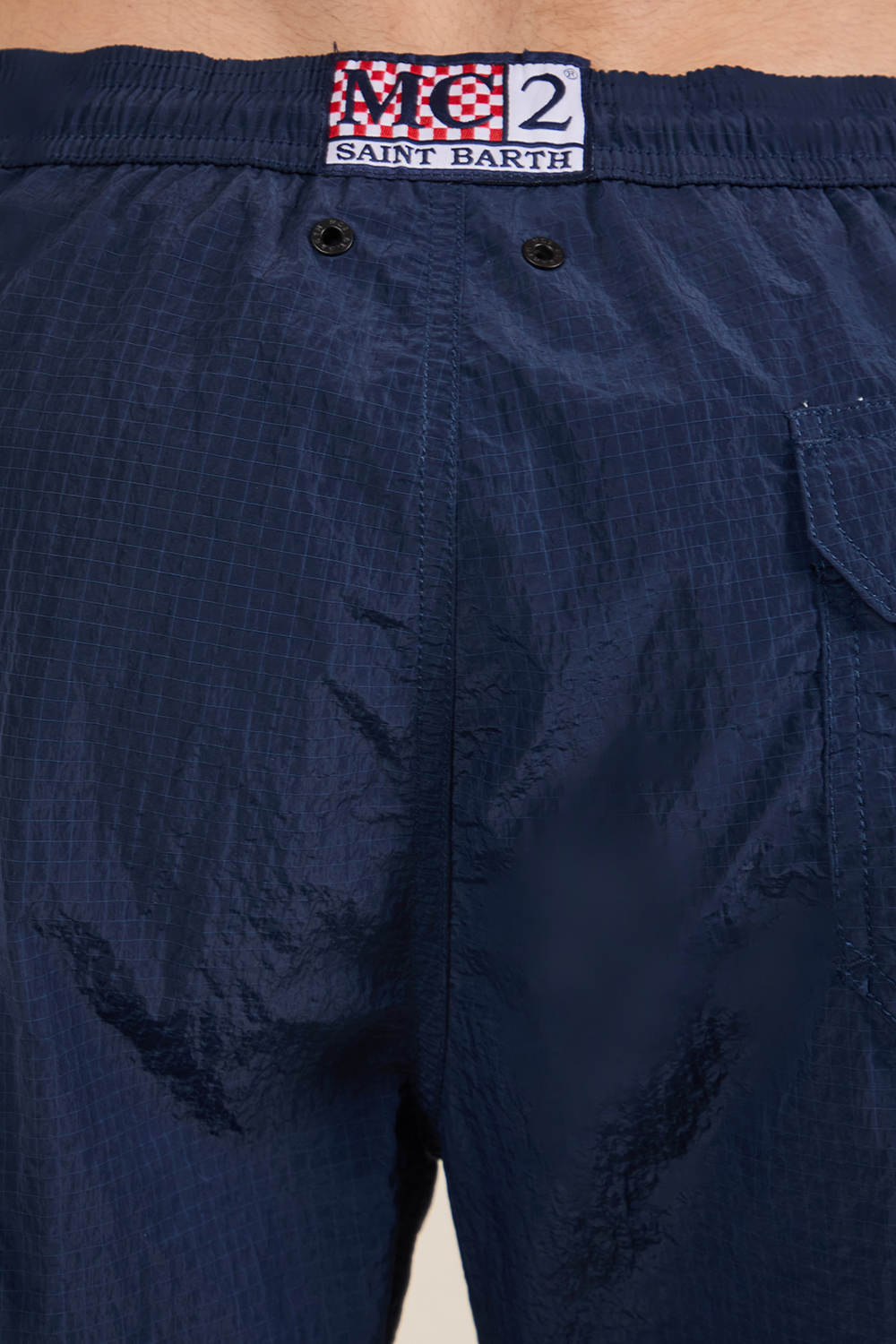 תמונת תקריב דוגמן של מכנסי בגד ים