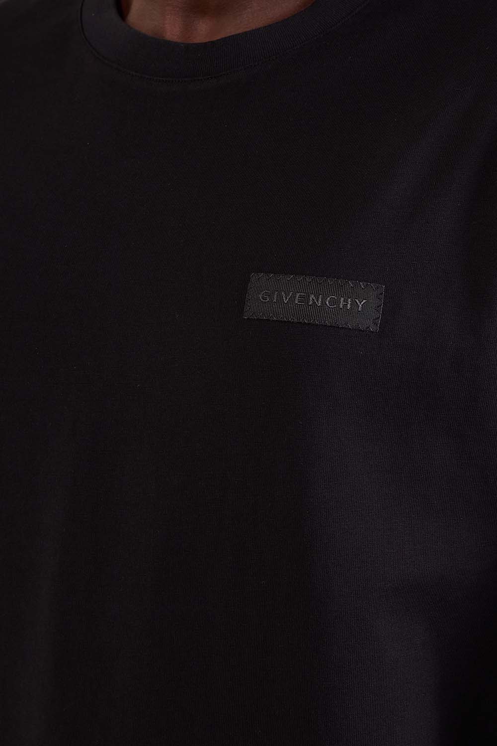 תמונת תקריב דוגמן של חולצת טי ארוכה