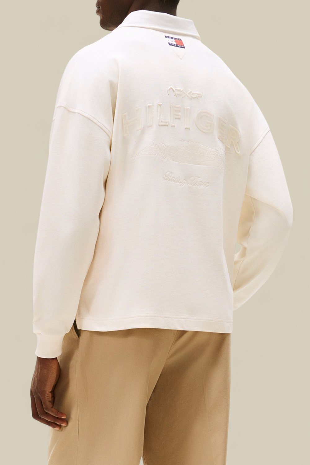 תמונת דוגמן אחורית של טומי הילפיגר X סרט פורמולה 1 חולצת פולו