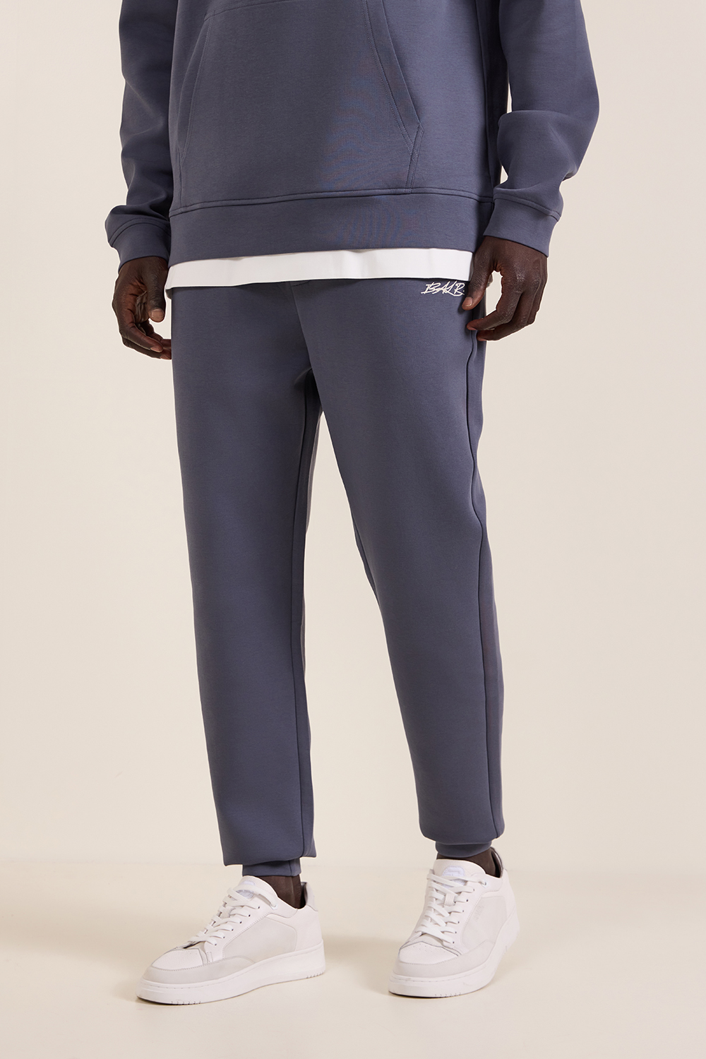 תמונת דוגמן קידמית של מכנסי ג'וג