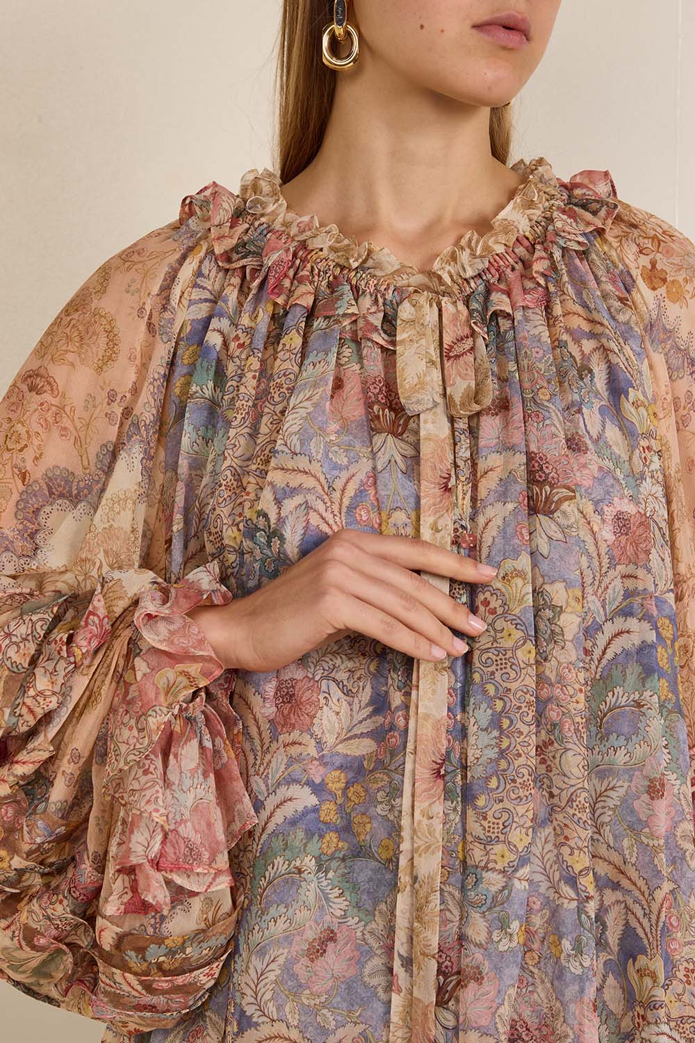 תמונת תקריב דוגמן של חולצת משי בהדפס פרחוני