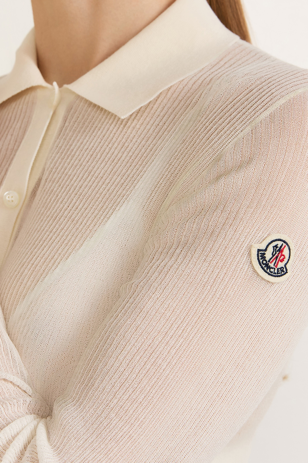 תמונת תקריב דוגמן של חולצת פולו