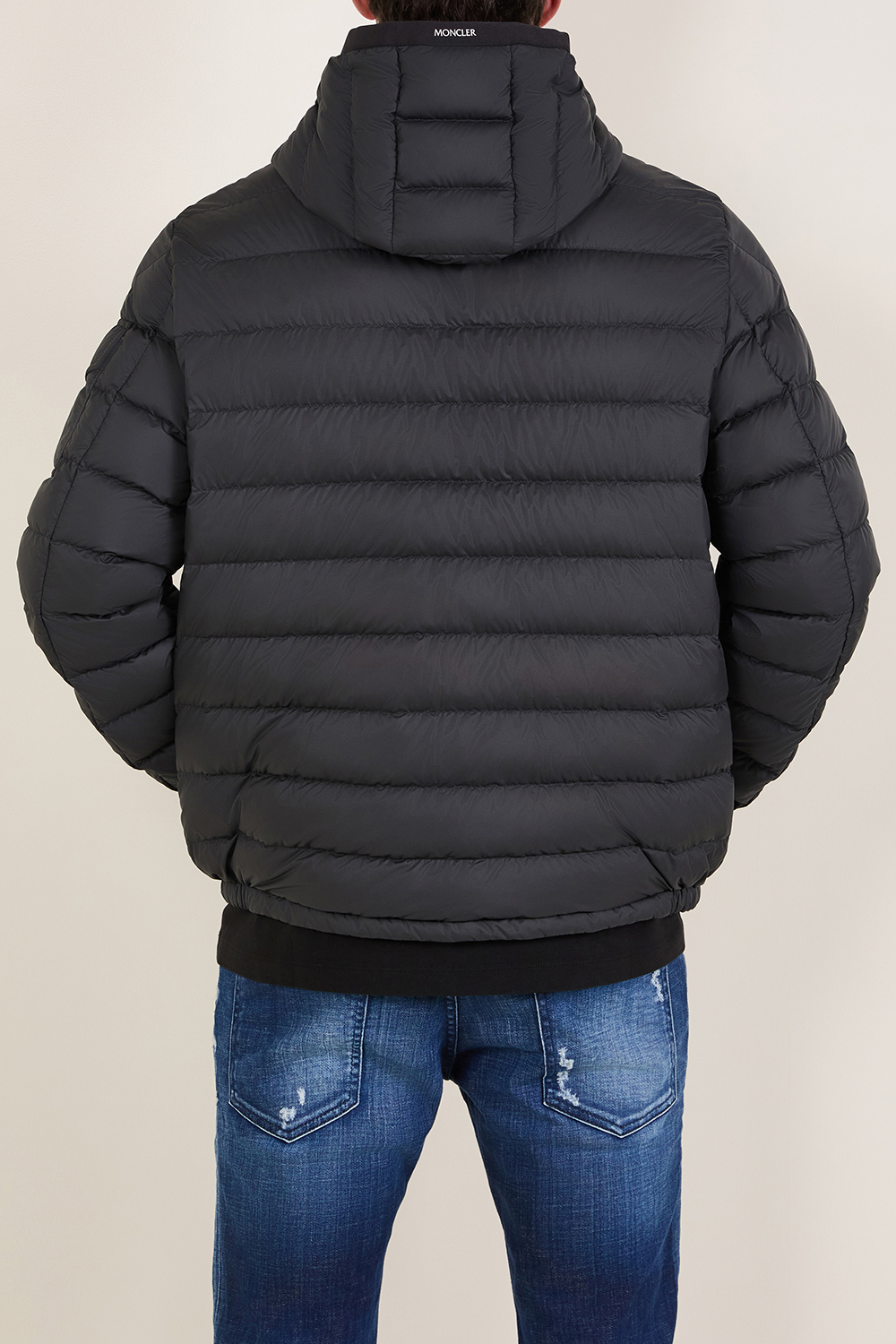 תמונת דוגמן אחורית של מעיל פוך קל