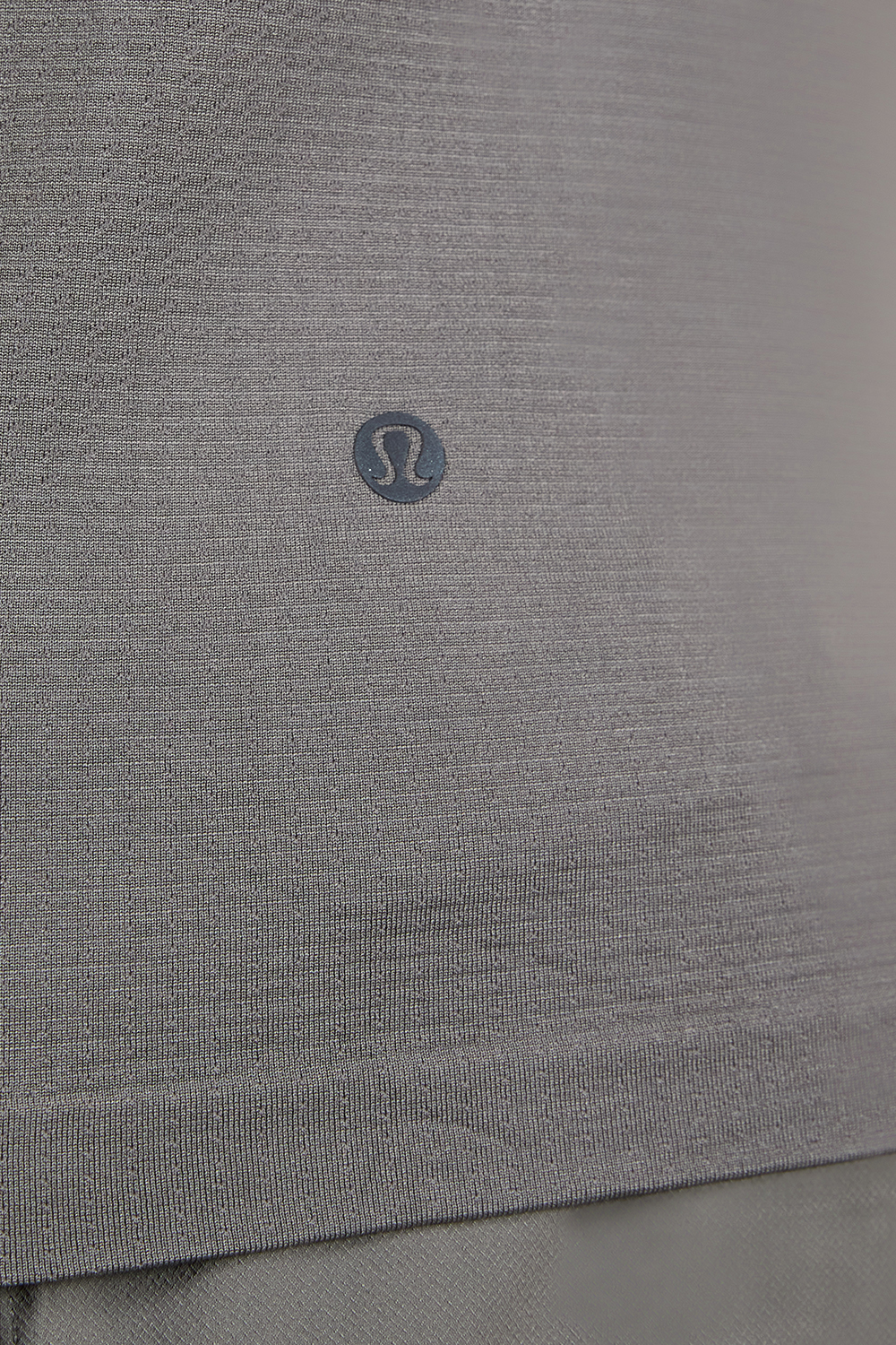 תמונת תקריב דוגמן של Metal Vent Tech Short-Sleeve Shirt