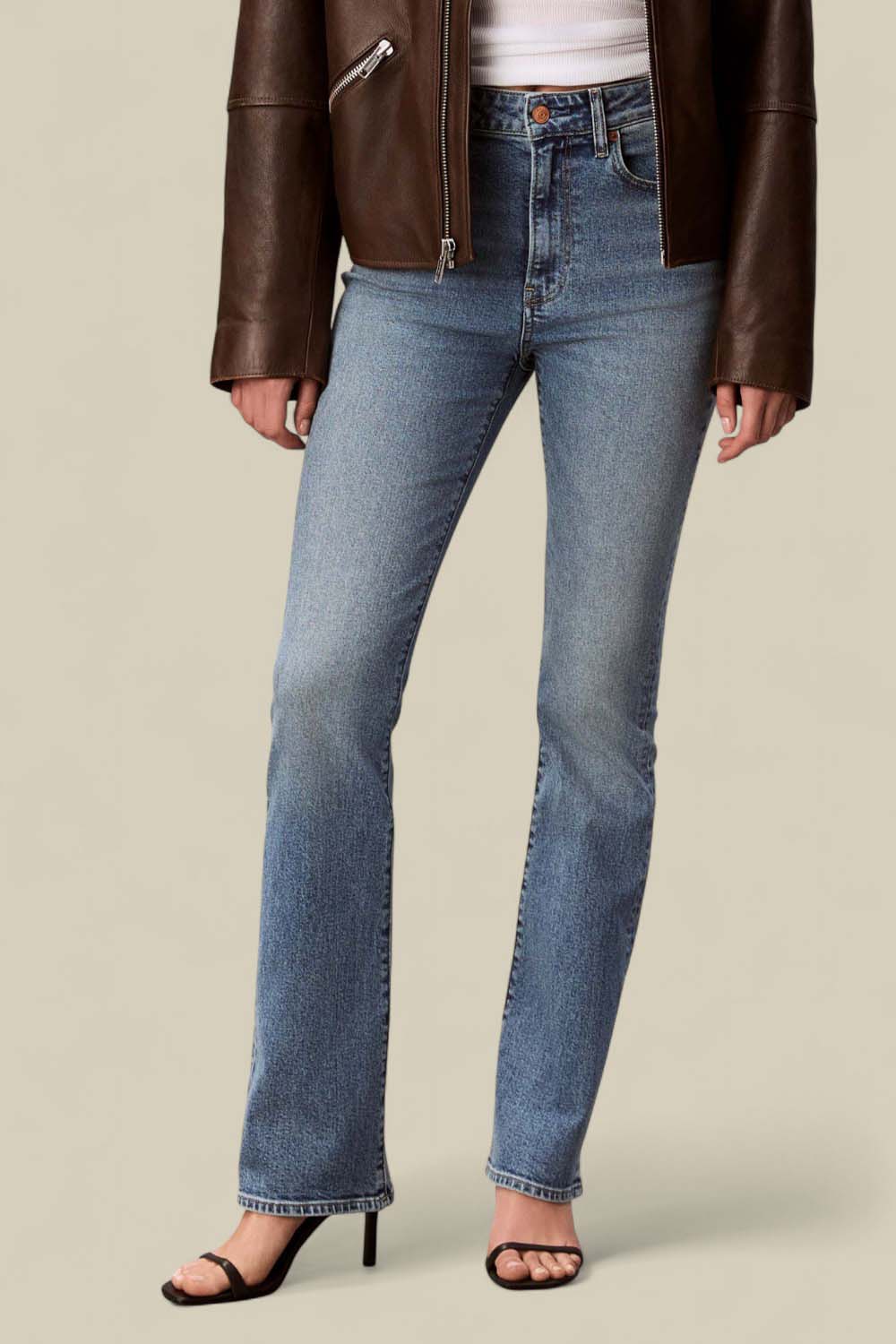 תמונת דוגמן קידמית של מכנסי ג'ינס בגזרת סקיני בוטקאט