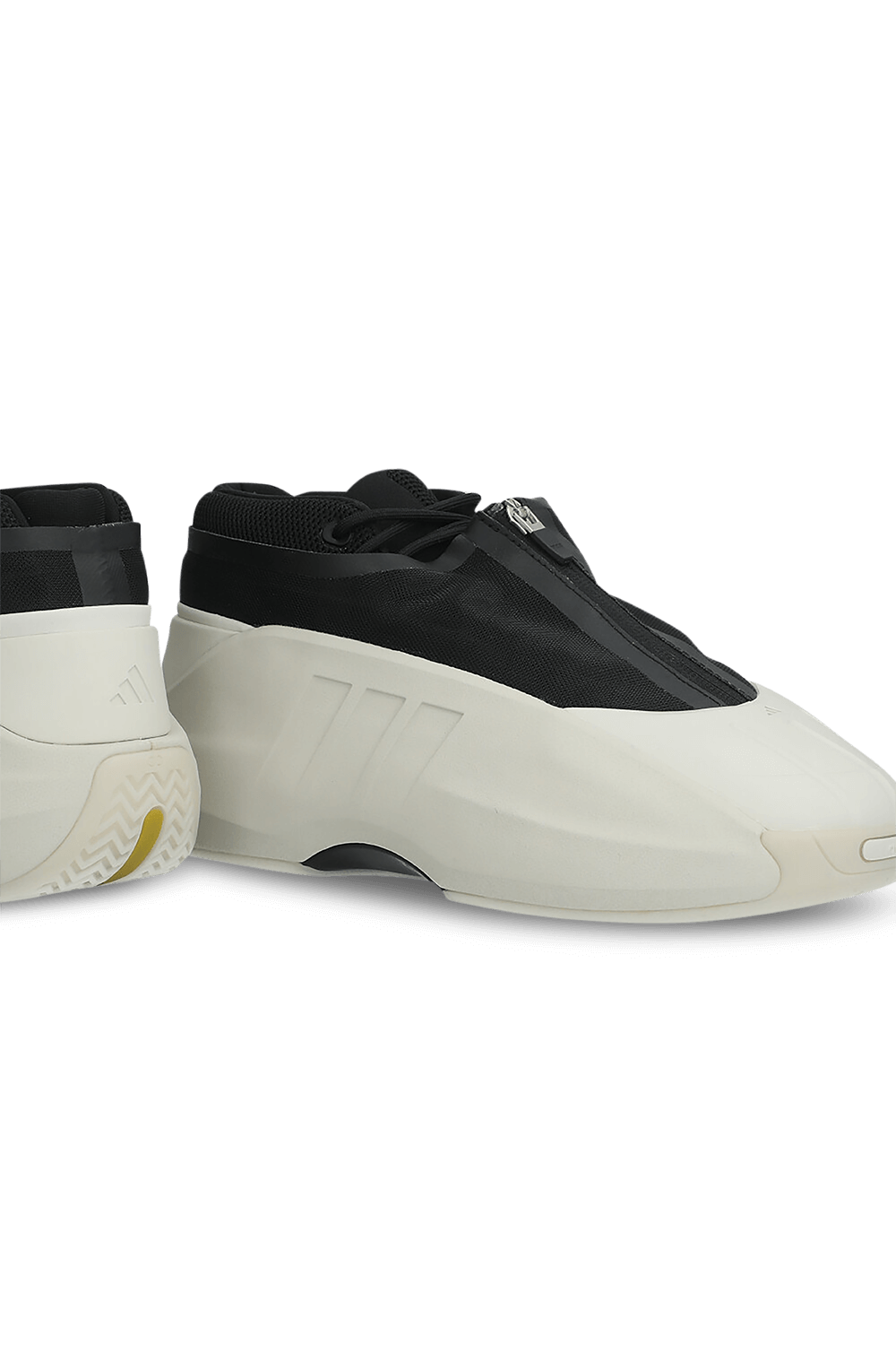 תמונת תקריב של נעלי סניקרס קרייזי אינפיניטי