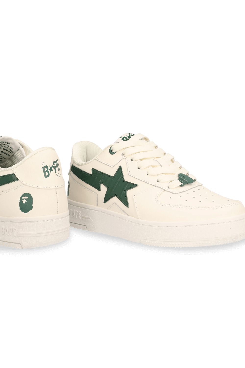 תמונת תקריב של נעלי סניקרס