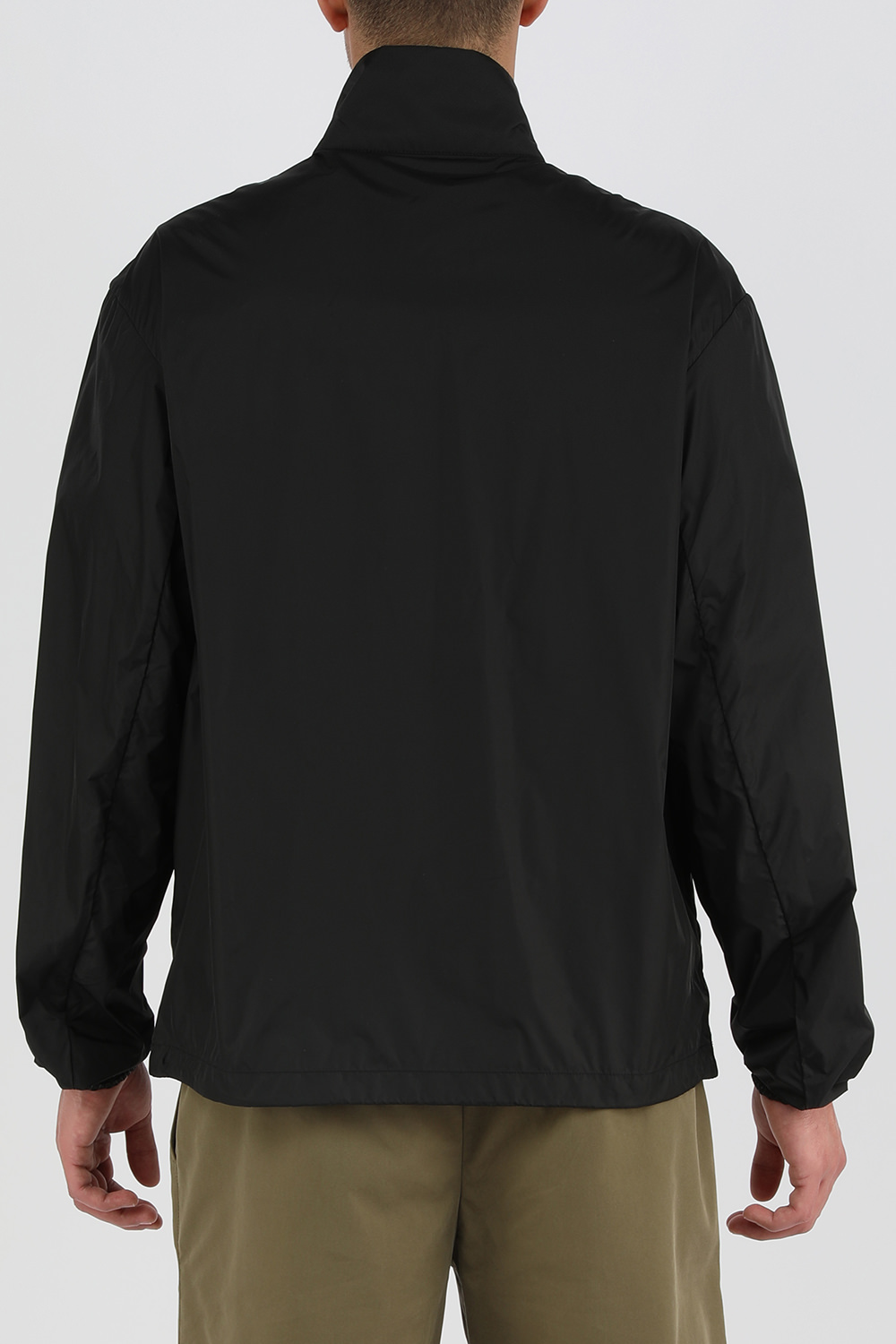 תמונת דוגמן אחורית של מעיל גשם שחור מט