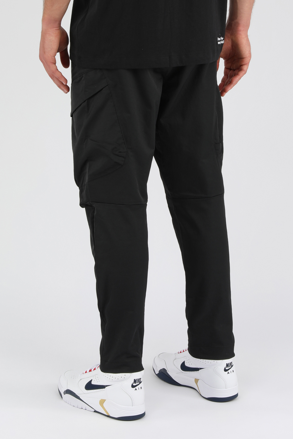 תמונת דוגמן אחורית של מכנסי קרגו שחורים