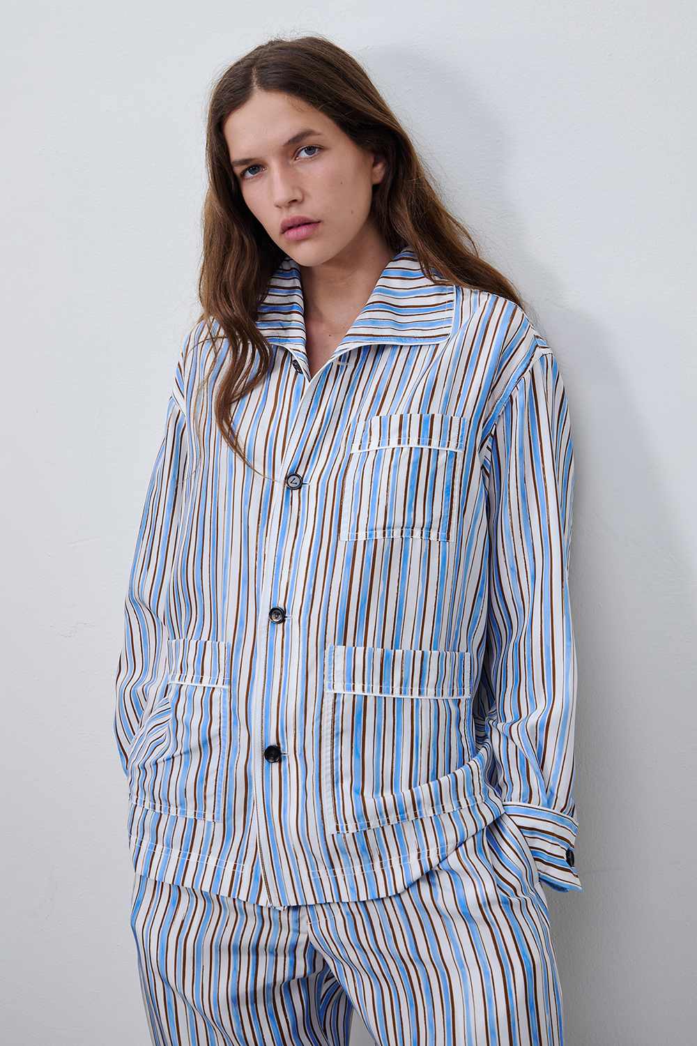 תמונת תקריב דוגמן של חולצה מכופתרת