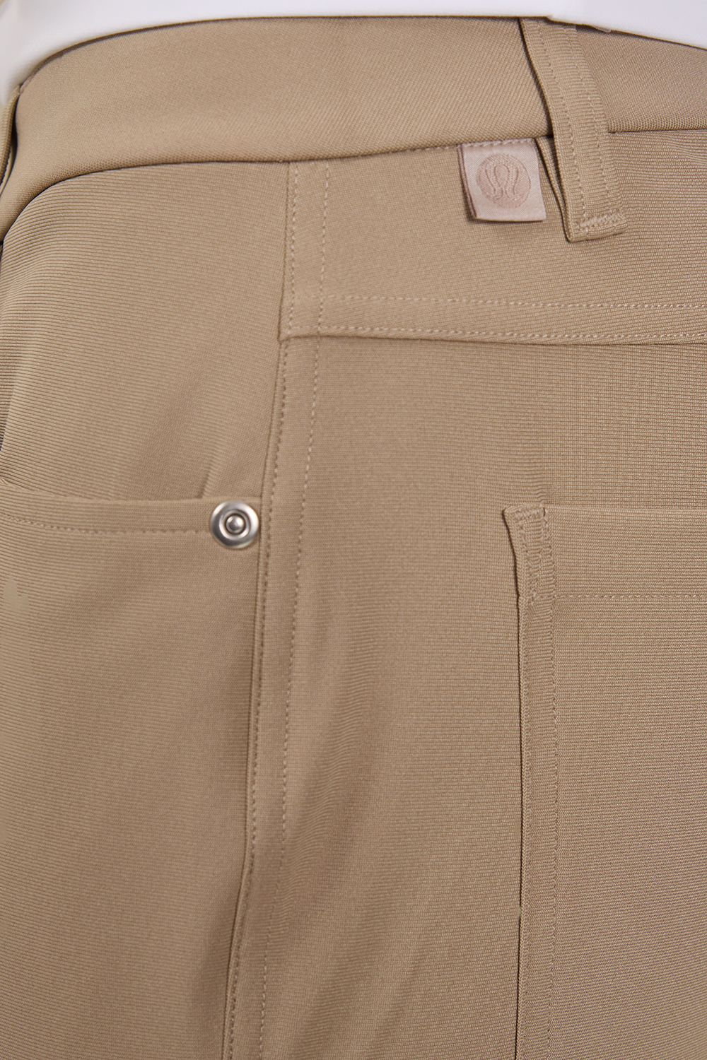 תמונת תקריב דוגמן של ABC Slim-Fit 5 Pocket Pant 32'' Warpstreme