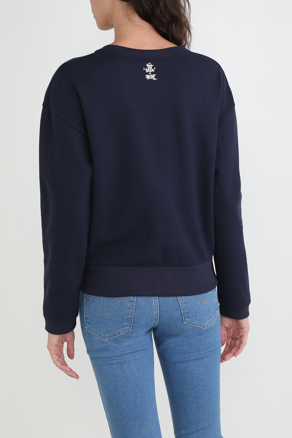 תמונת דוגמן אחורית של סווטשירט סמוק