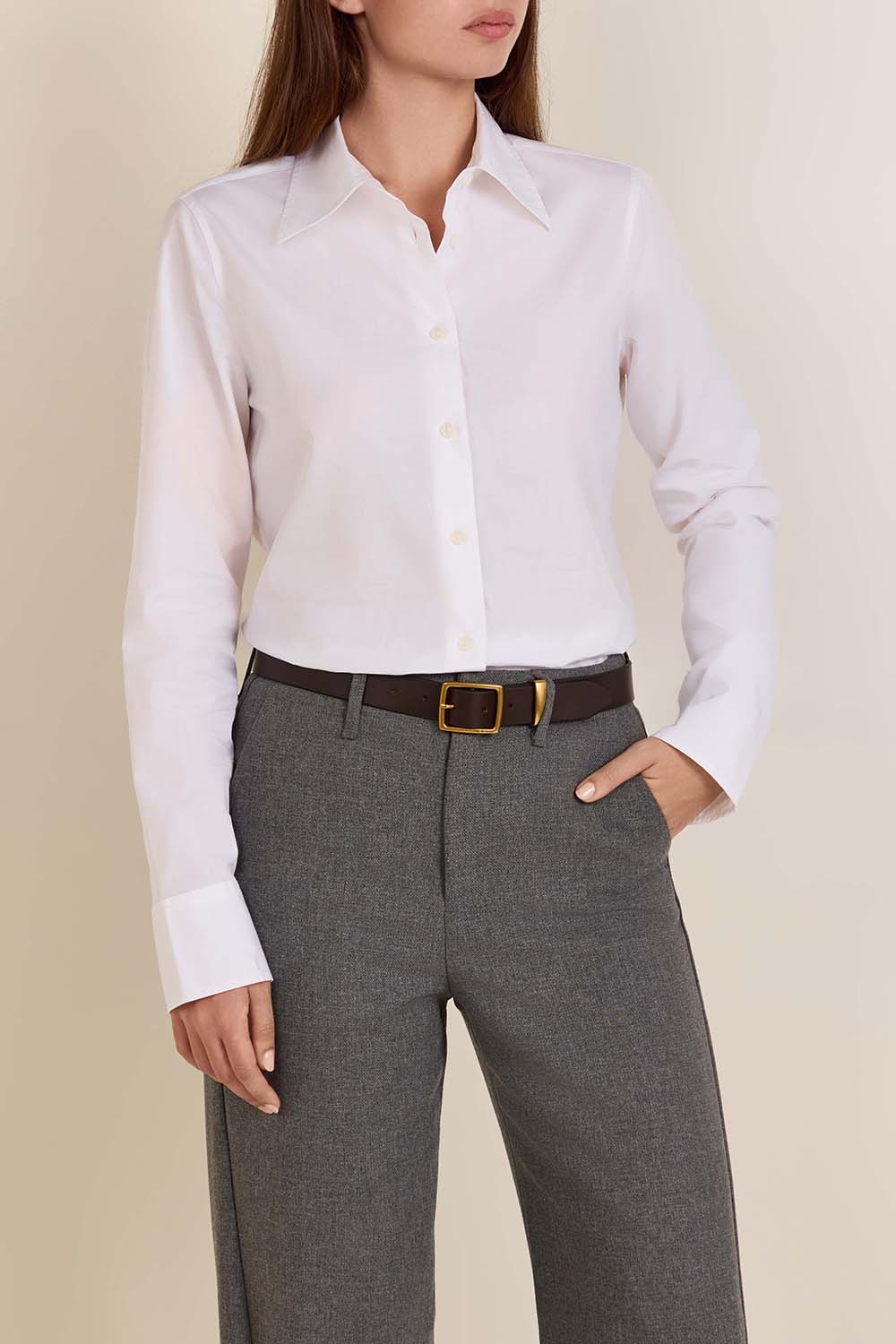 תמונת דוגמן קידמית של חולצת מכופתרת בגזרת סלים פיט