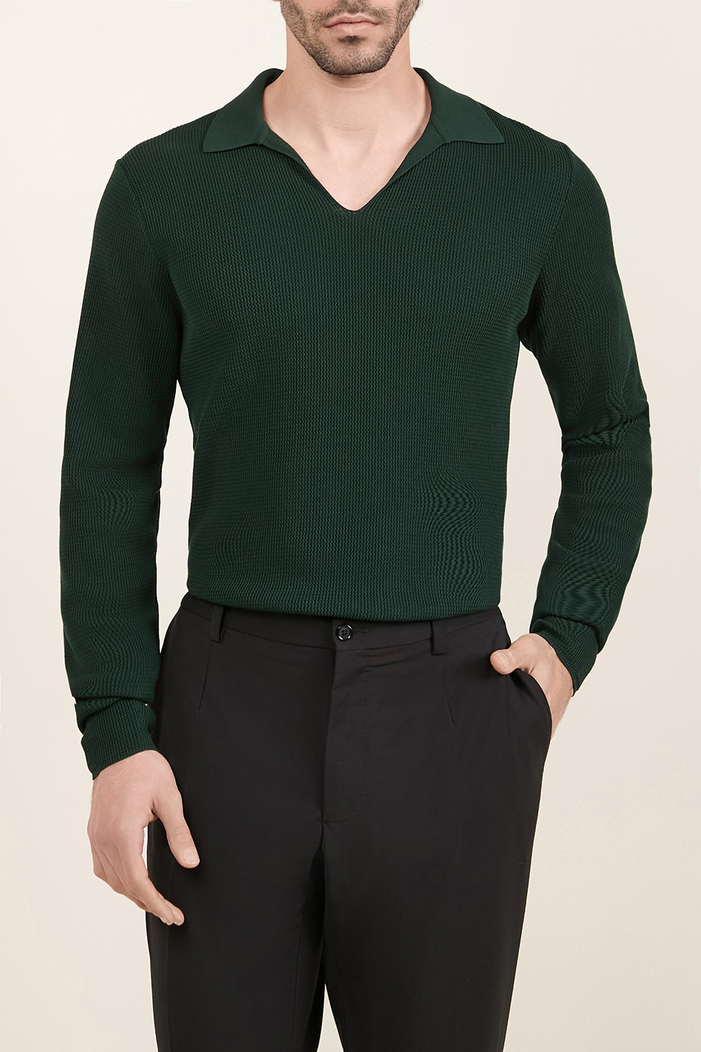 תמונת דוגמן קידמית של חולצת פולו סרוגה