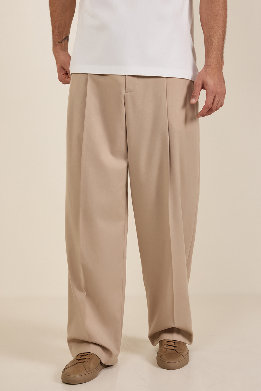 תמונת דוגמן קידמית של מכנסיים מחוייטים