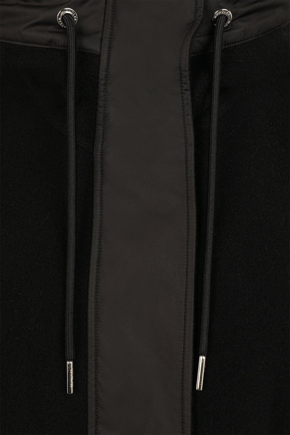 תמונה אחורית של שכמייה מצמר