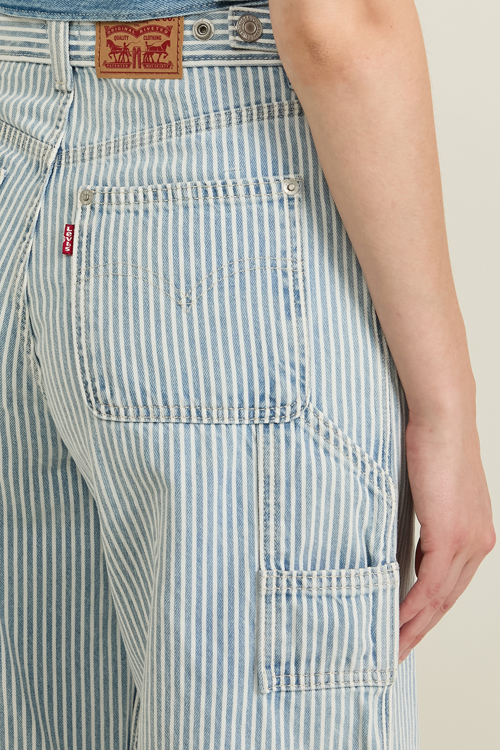 תמונת תקריב דוגמן של מכנסי ג'ינס בגזרת באגי