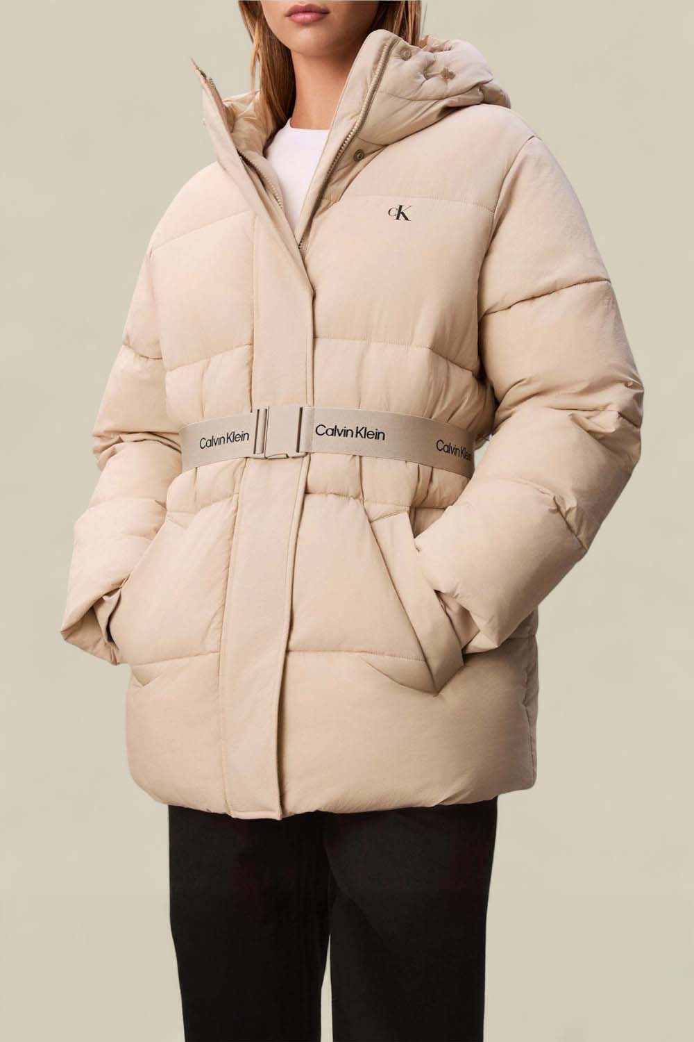 תמונת דוגמן קידמית של מעיל פוך עם חגורה