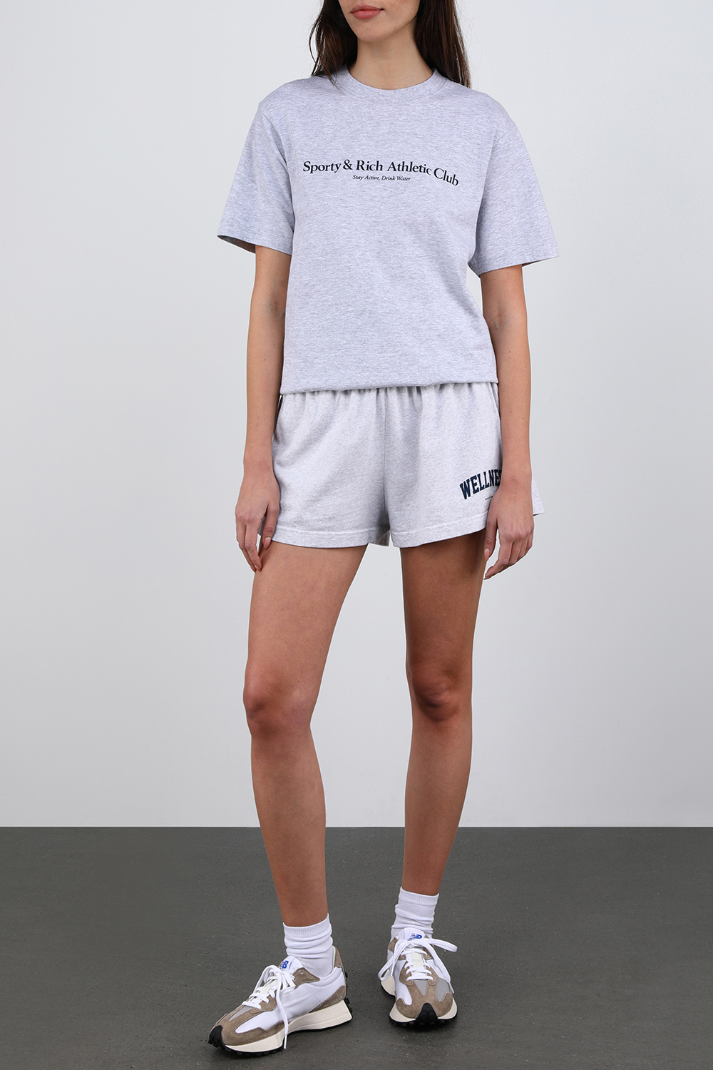 תמונת דוגמן קידמית של נעלי סניקרס מדגם 327 בצבע בז'