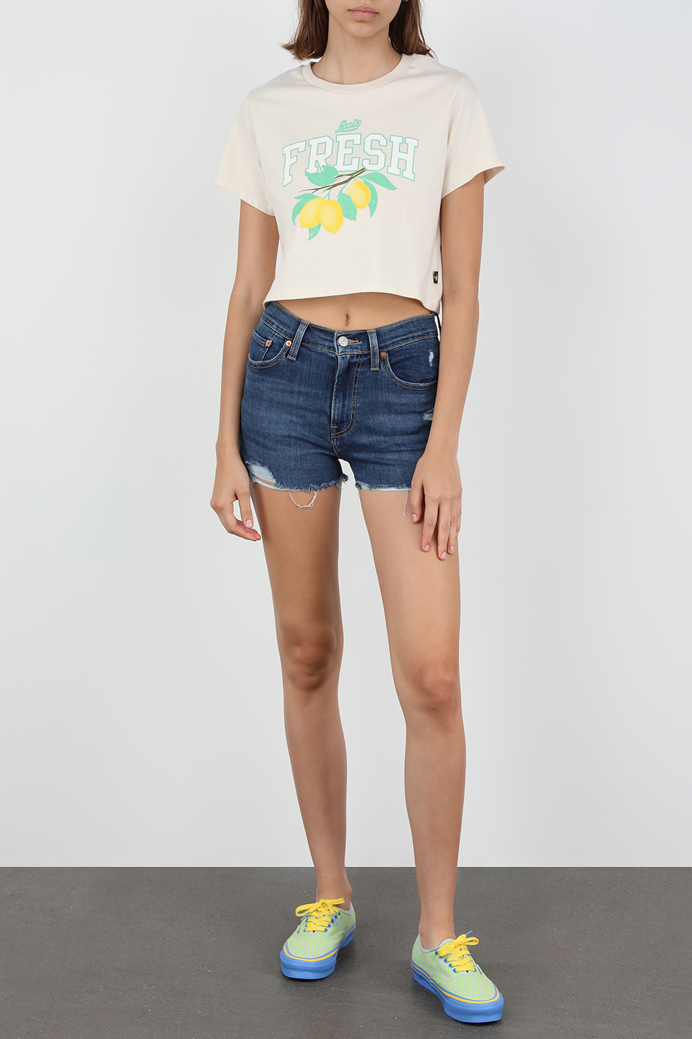 תמונת דוגמן קידמית של ואנס X שרה אנדלמן נעלי סניקרס אל-אקס עם פרינט עלים בגווני ירוק ואפור