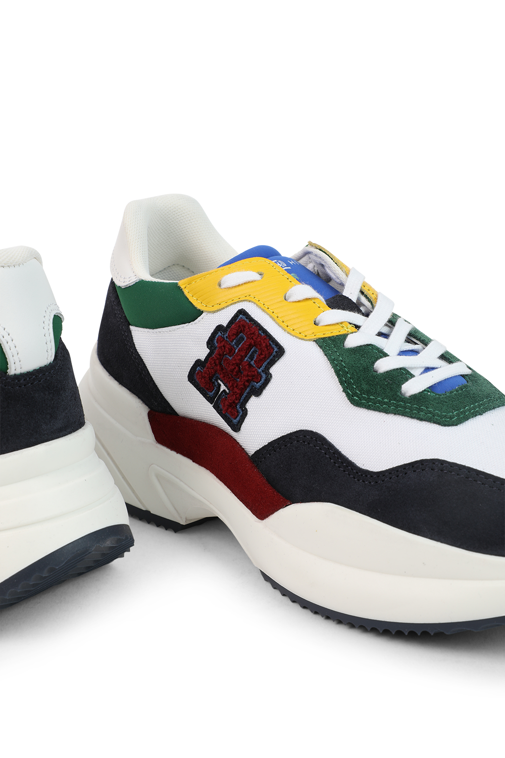 תמונת תקריב של נעלי סניקרס קולור בלוק