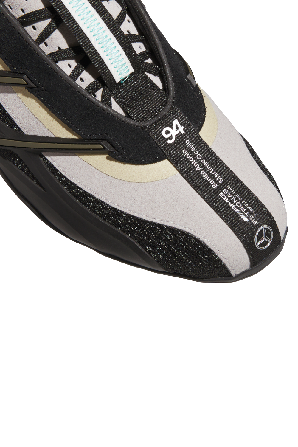 תמונת פנים של נעלי סניקרס אדריייסר