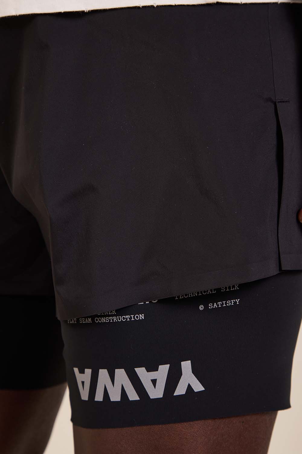 תמונת תקריב דוגמן של מכנסי ריצה קצרים בשילוב טייץ טק-סילק