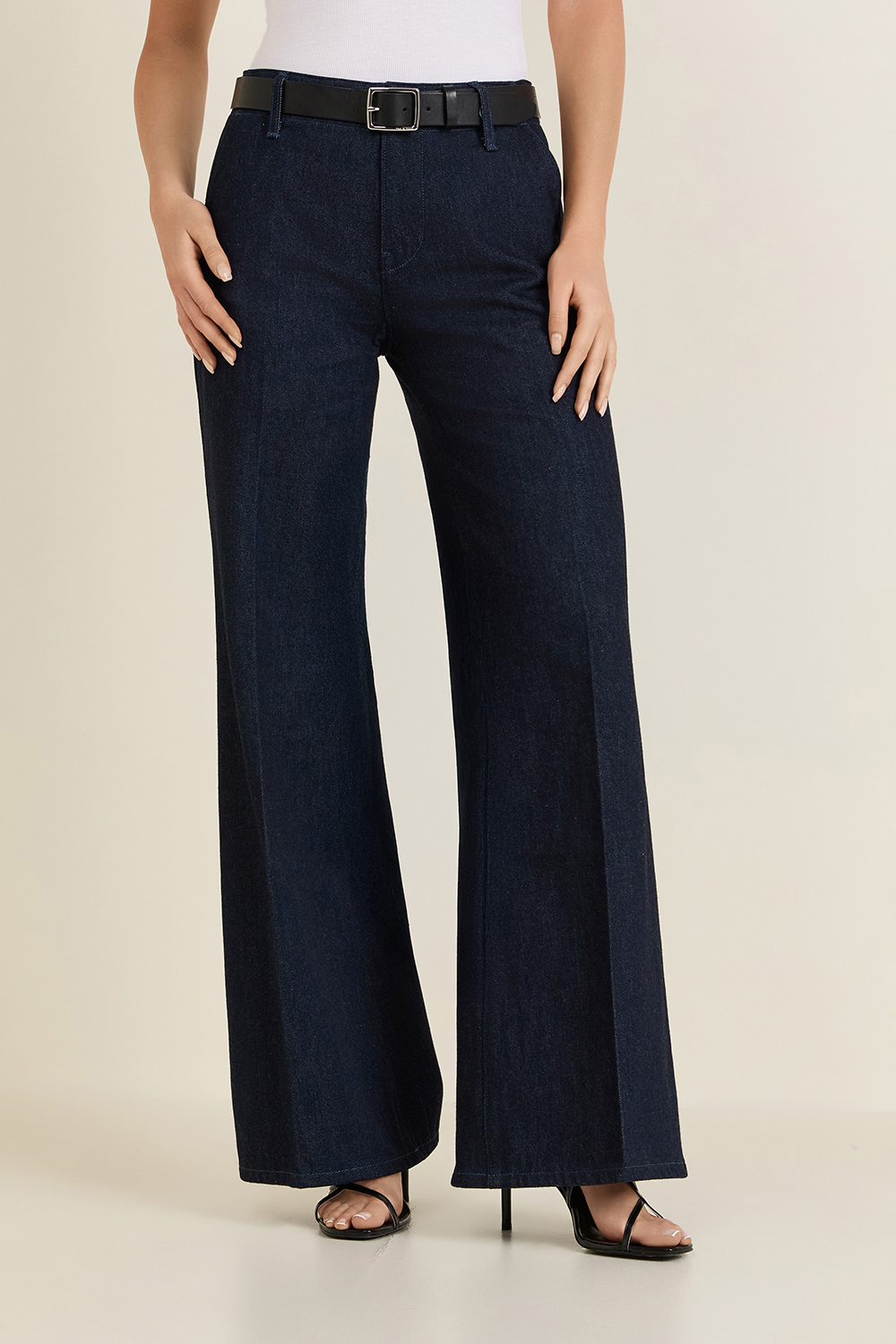 תמונת דוגמן קידמית של מכנסי ג'ינס בגזרה מתרחבת