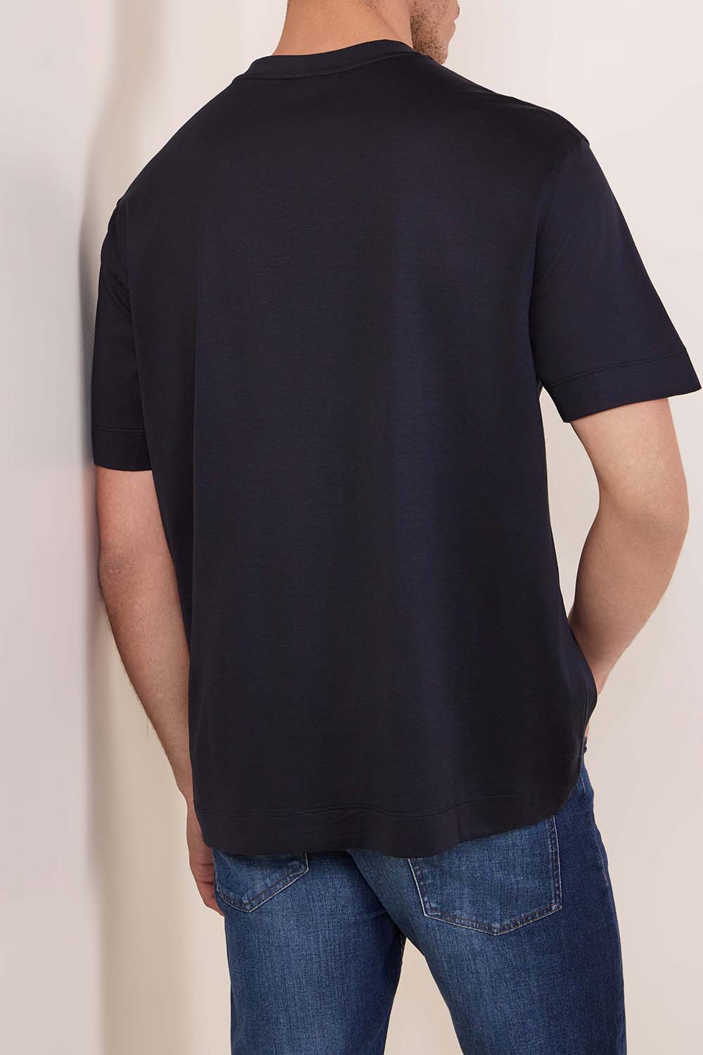 תמונת דוגמן אחורית של חולצת טי