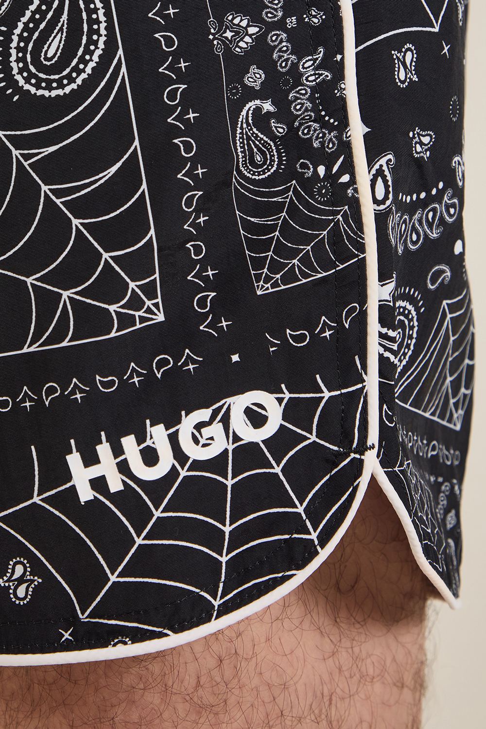 תמונת תקריב דוגמן של מכנסי בגד ים