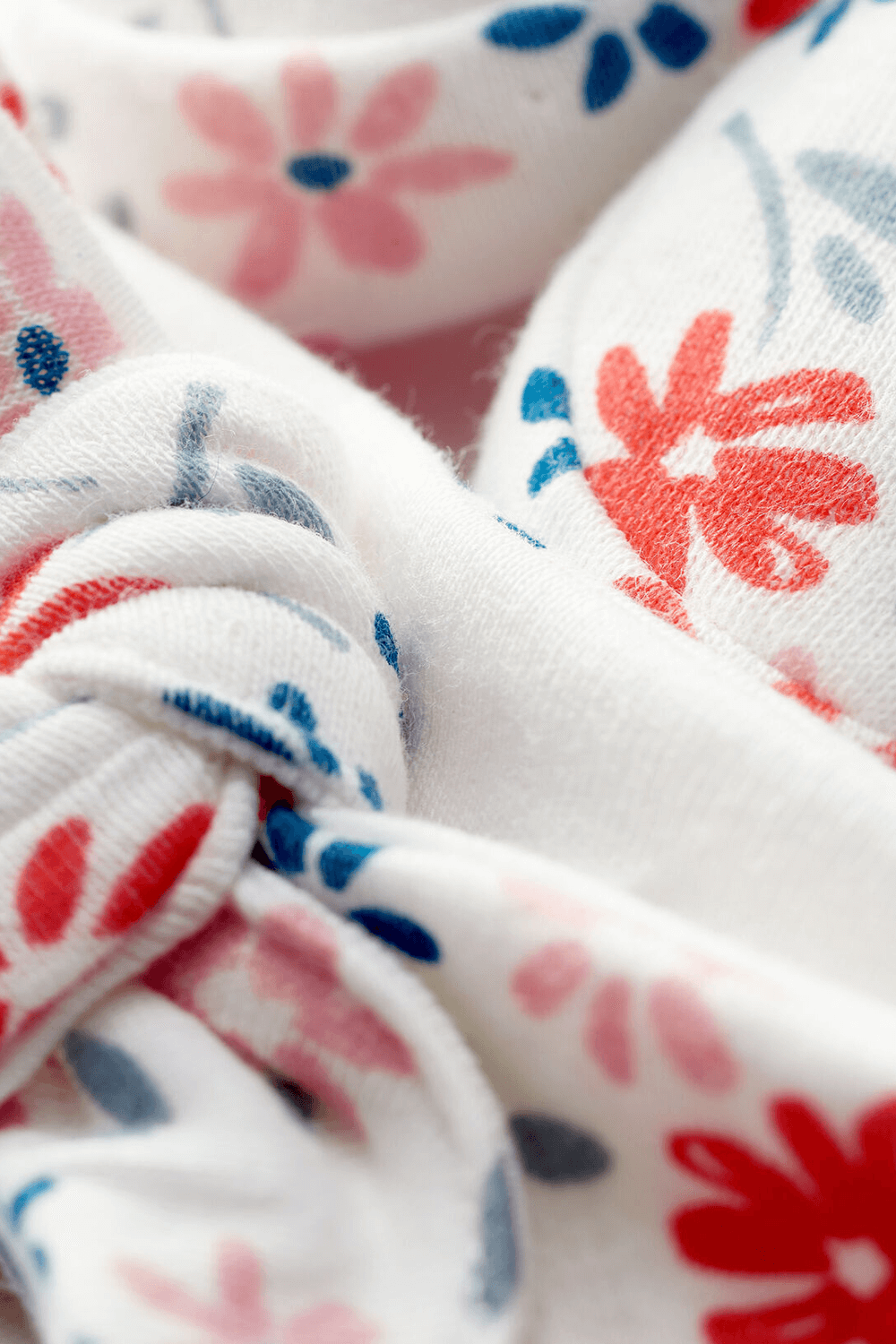 תמונת תקריב של גיל 3 חודשים סט נעלי בית וסרט לשיער בהדפס פרחוני