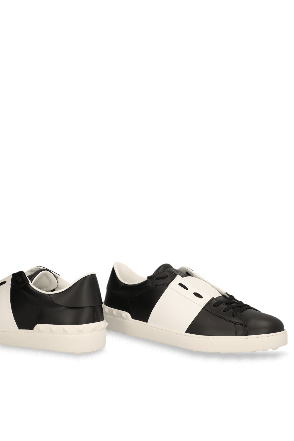 תמונת תקריב של נעלי סניקרס