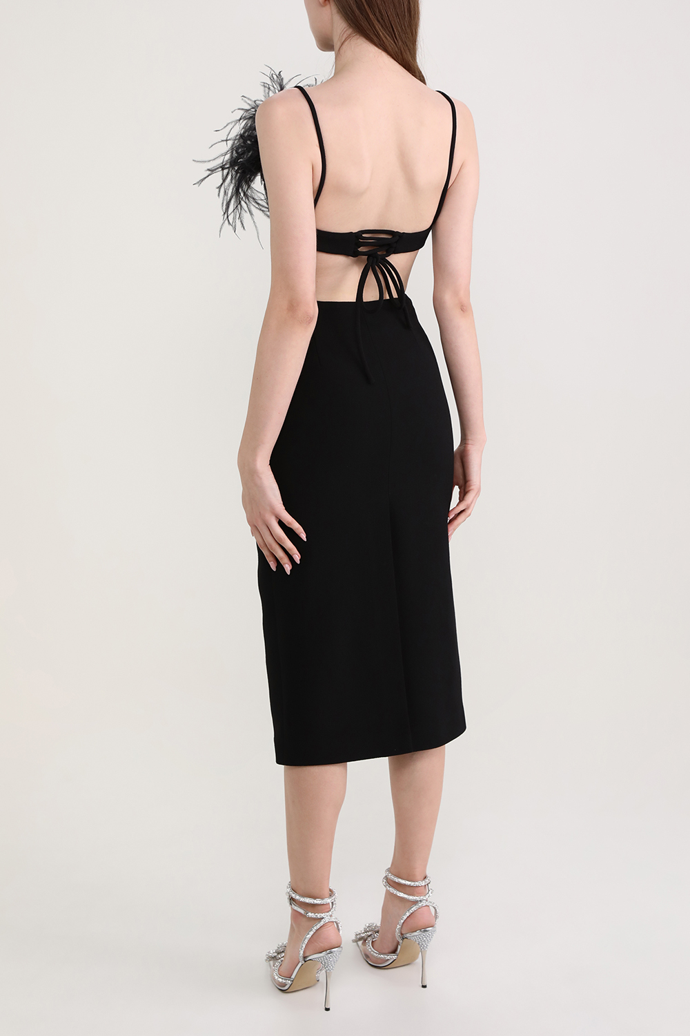 תמונת דוגמן אחורית של שמלת צמר עם נוצות