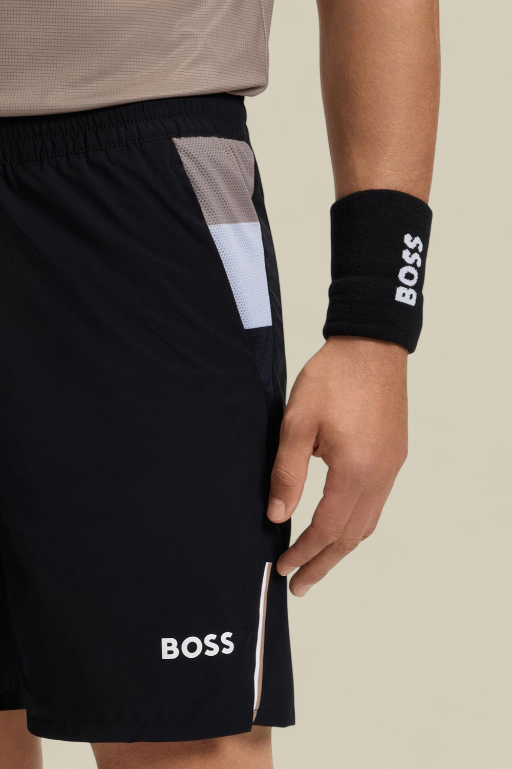 תמונת תקריב דוגמן של מכנסי טניס קצרים