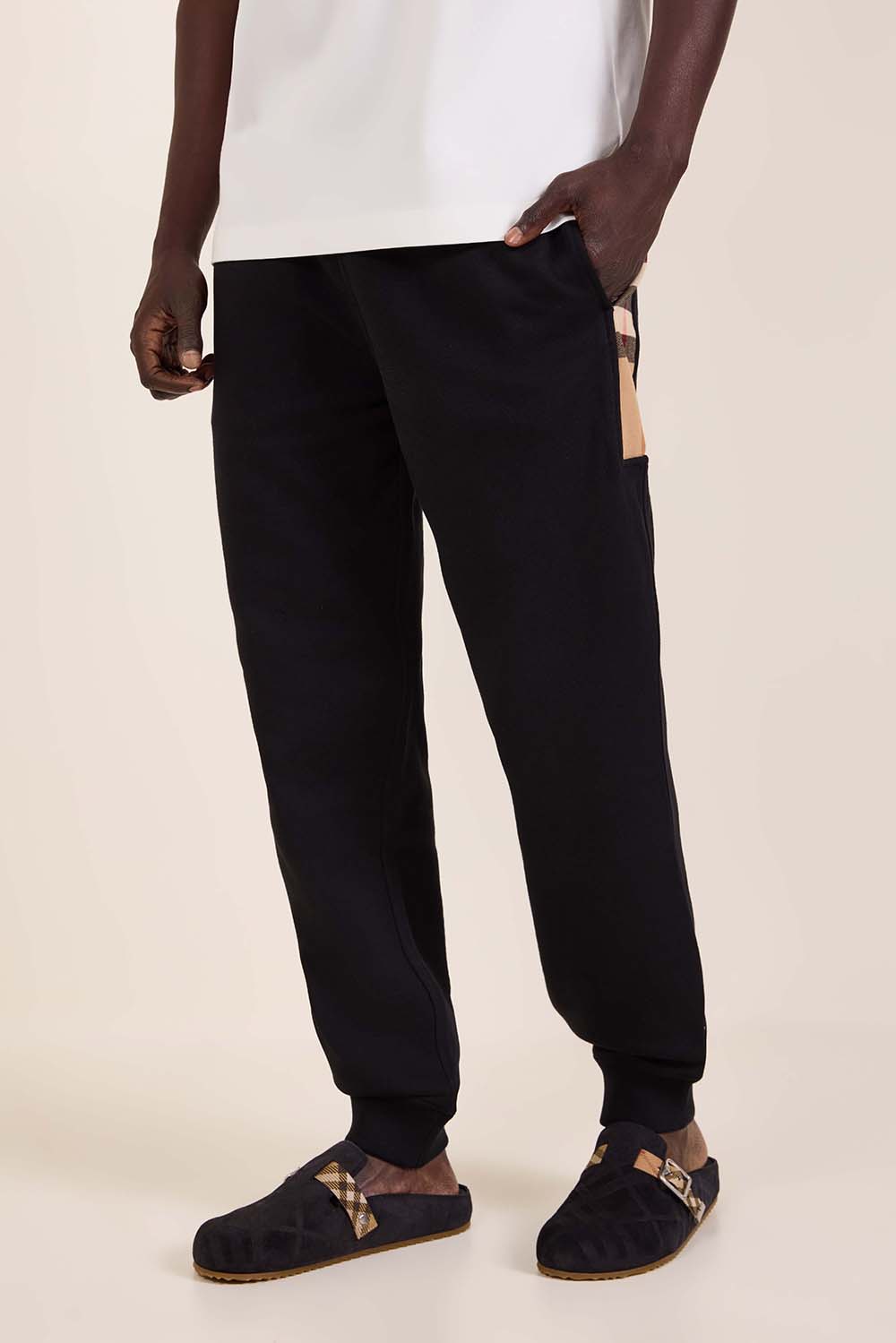 תמונת דוגמן קידמית של מכנסי ג'וגר