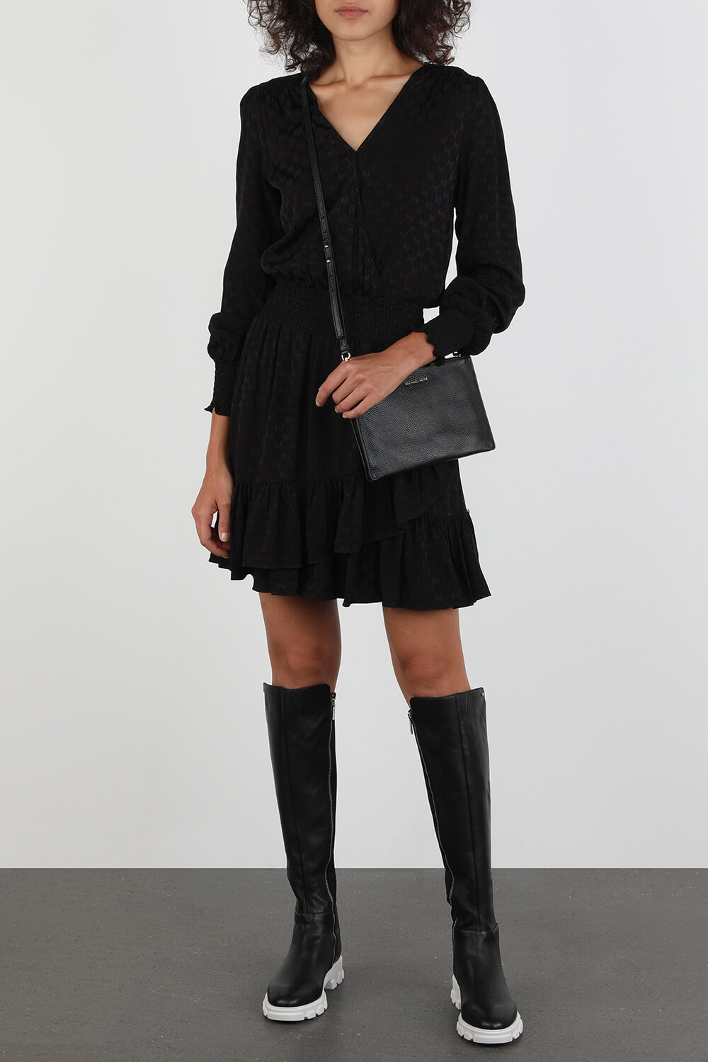 תמונת דוגמן קידמית של תיק קרוס שחור מעור עם לוגו