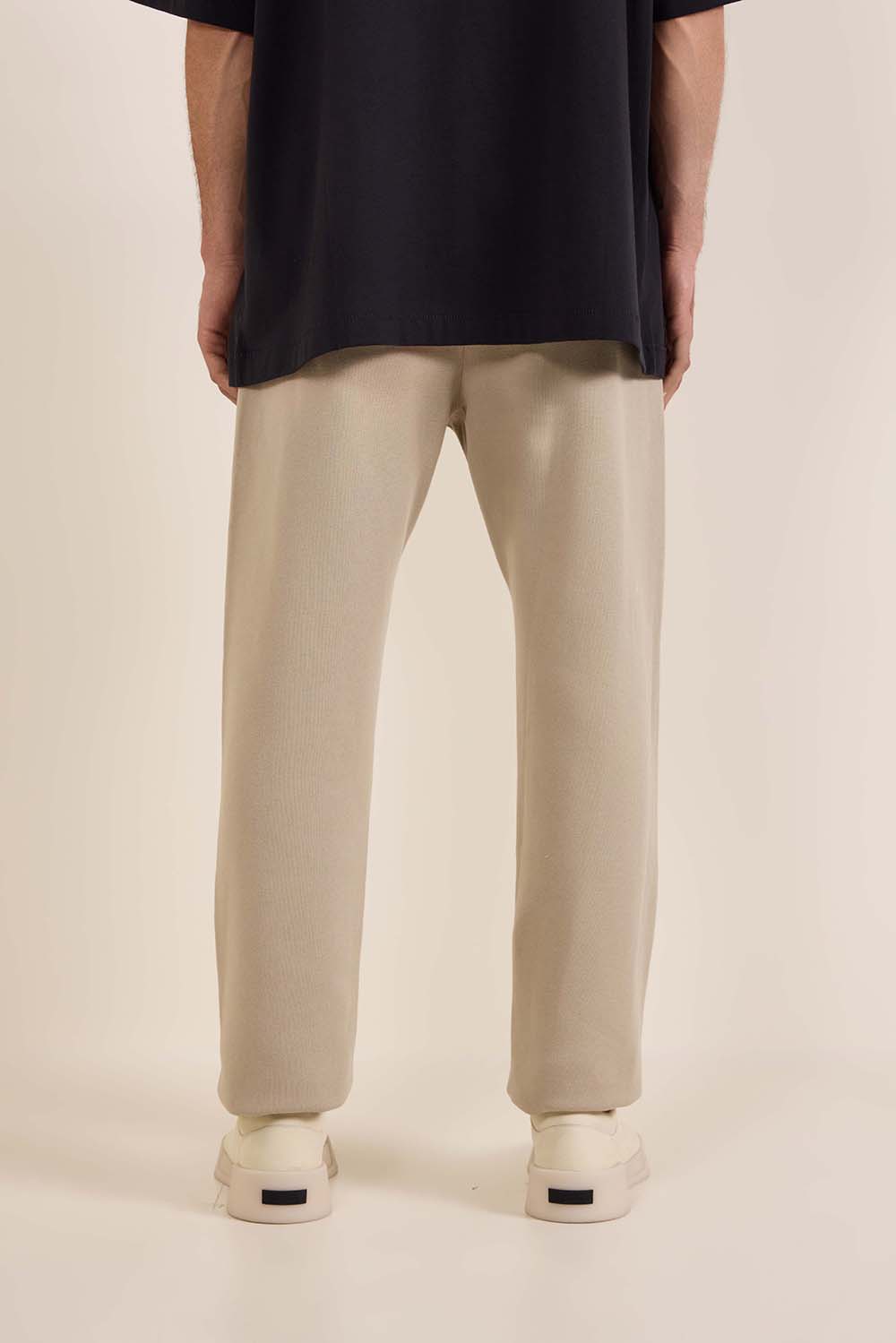 תמונת תקריב דוגמן של מכנסי טרנינג