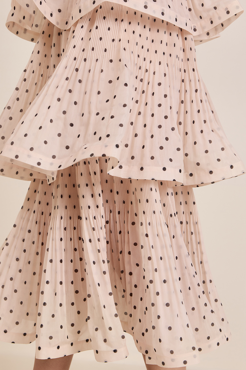 תמונת תקריב דוגמן של שמלת קומות מידי