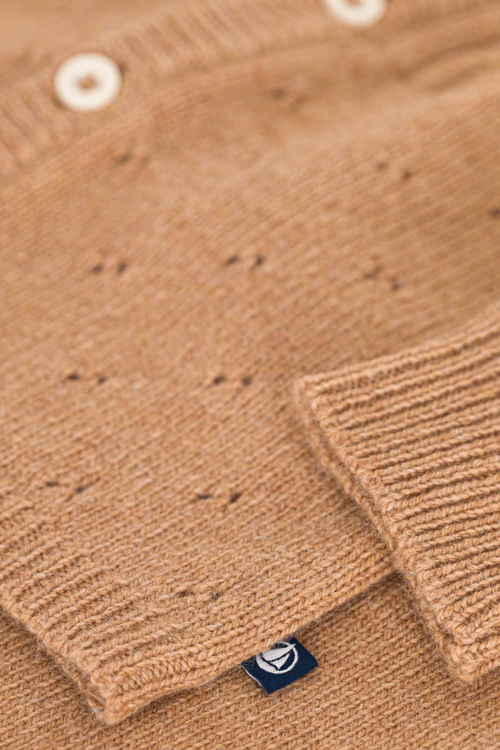 תמונת תקריב של חליפת סריג - גילאי ניובורן-18 חודשים