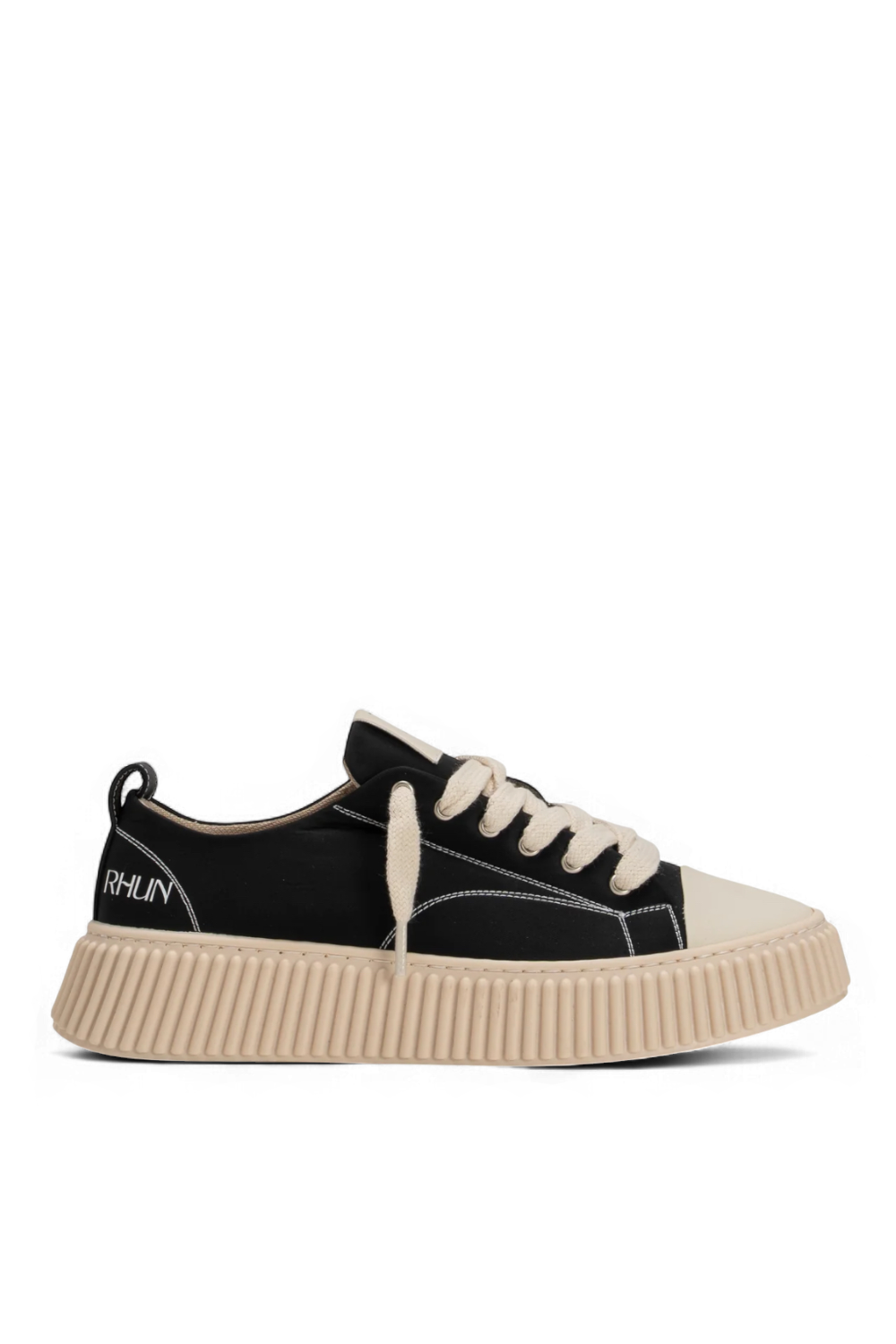 תמונה קידמית של נעלי סניקרס 2020