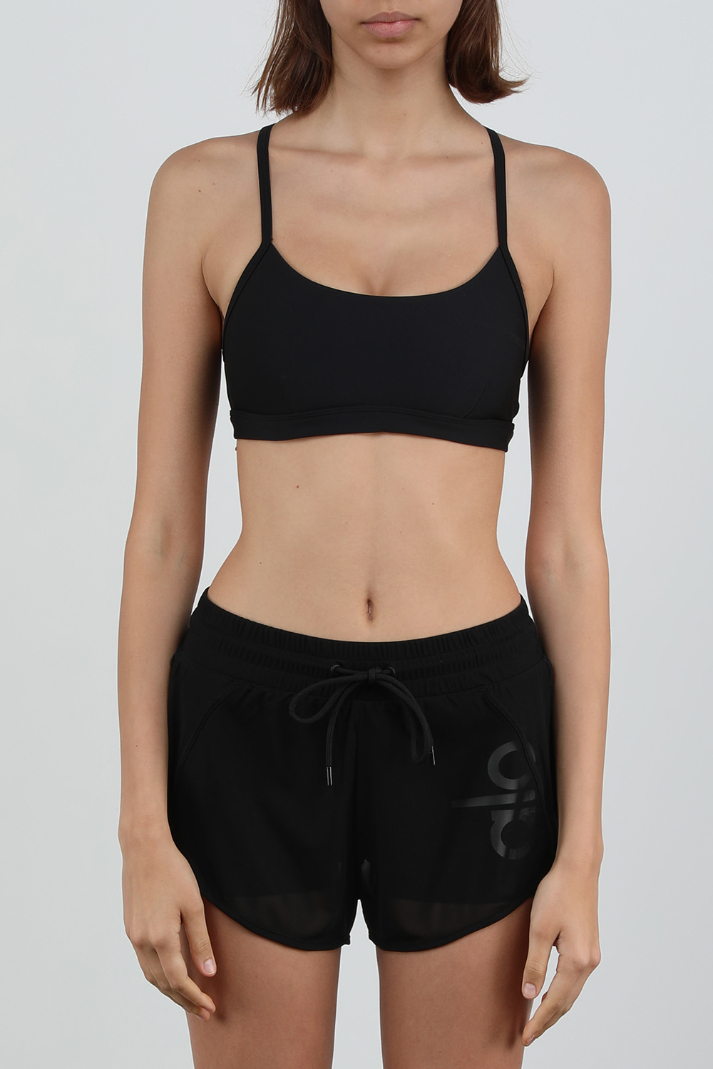 תמונת דוגמן קידמית של טופ ממותג שחור