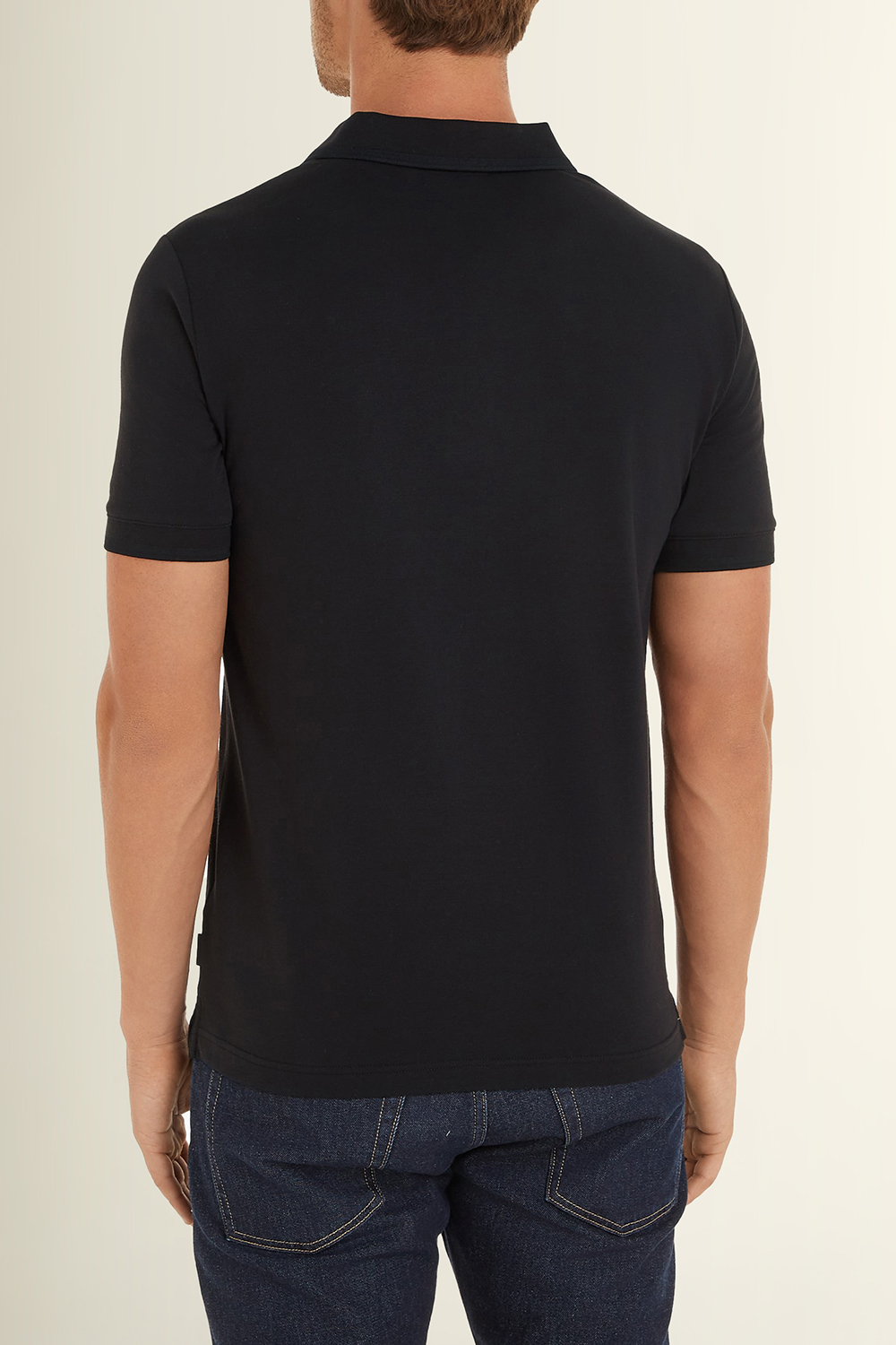 תמונת דוגמן אחורית של חולצת פולו קצרה