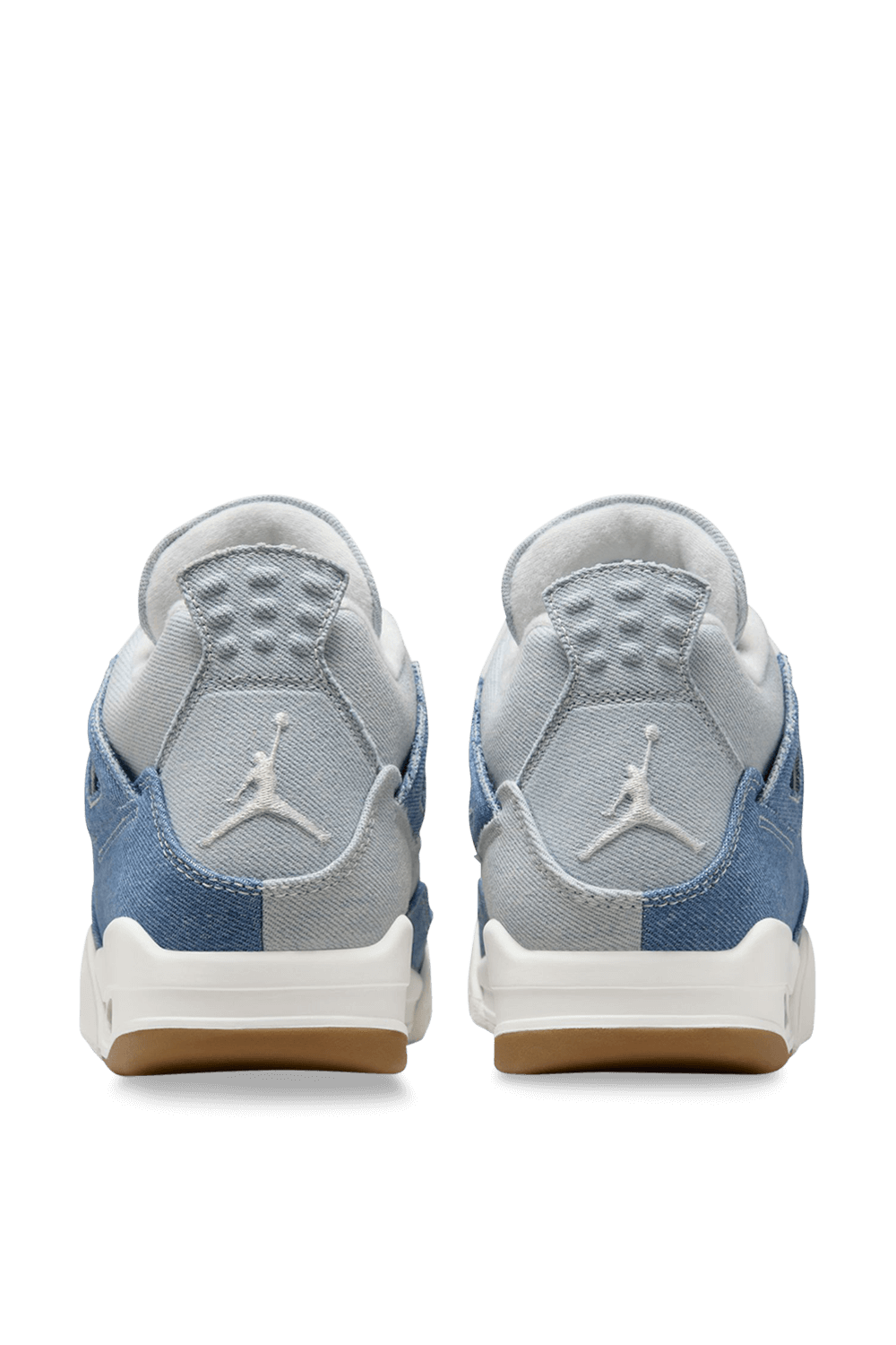 תמונת תקריב של נעלי סניקרס ג'ורדן 4 רטרו ג'ינס