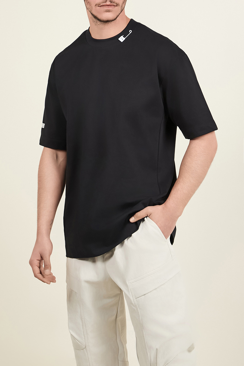 תמונת דוגמן קידמית של חולצת טי אוברסייז