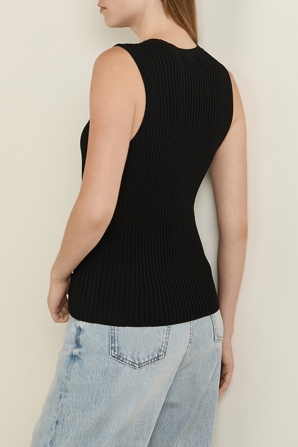 תמונת דוגמן אחורית של גופיית סריג