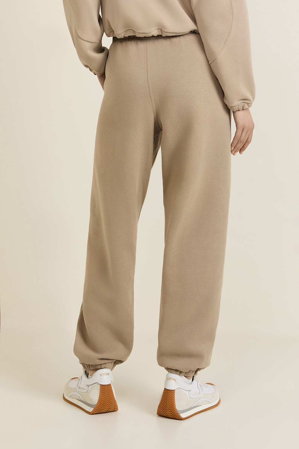 תמונת דוגמן אחורית של Scuba Mid-Rise Oversized Jogger *Regular