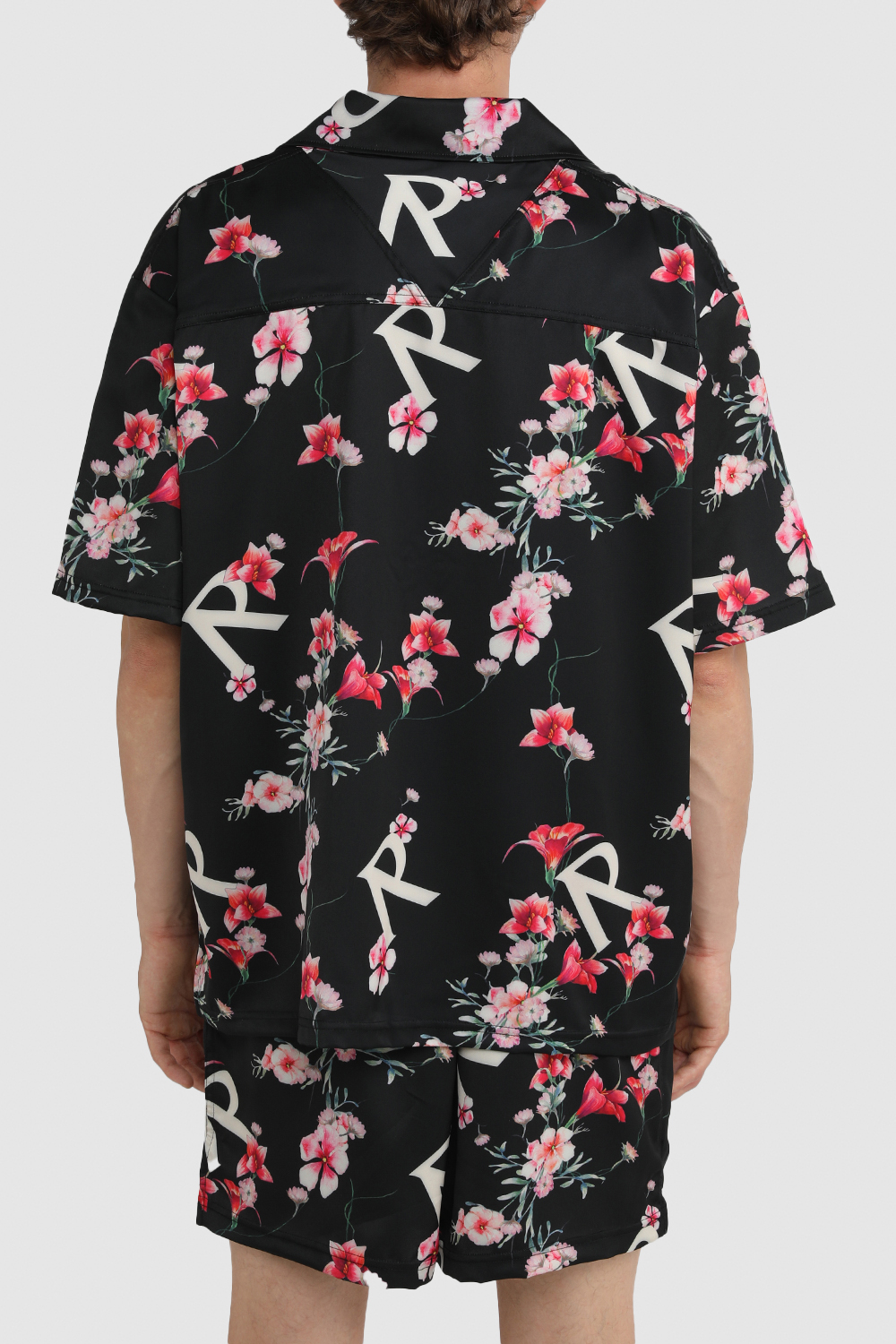 תמונת דוגמן אחורית של חולצה מכופתרת קצרה עם פרחים 